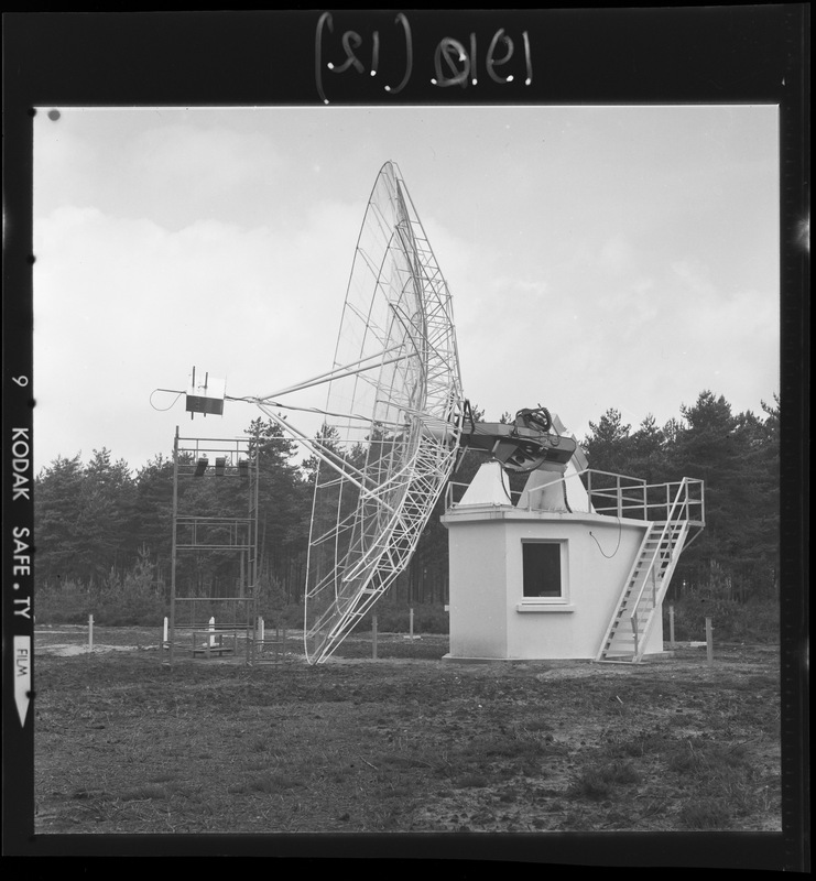 Antenne de l'extension du réseau solaire métrique de diamètre 10m - Station de Radioastronomie de Nançay (titre forgé)