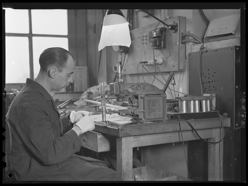 Montage d'une cellule Lallemand - Laboratoire de Physique Astronomique de l'Observatoire de Paris (titre forgé) / [7 images]