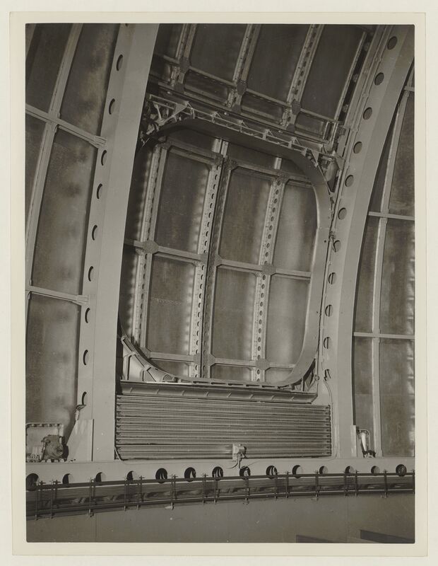 Télescope 193cm de l'Observatoire de Haute Provence - vue intérieure de la coupole : vue de la partie ouverture de la coupole (titre forgé)